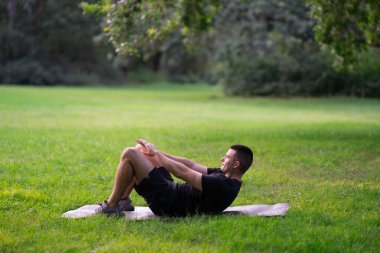 Gri ayakkabılarla meditasyon yapan bir adam.