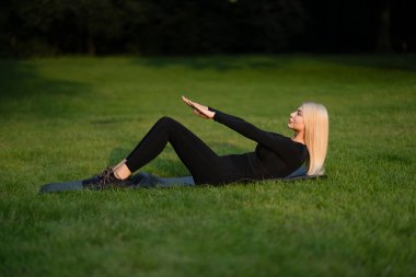 Park 'ta egzersiz yapan bir kız.