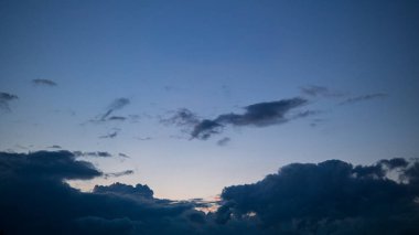 Akşam gökyüzü arkaplanlı dramatik fırtına bulutları