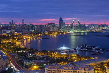 Şehrin gece panoramik manzarası ve sahil bulvarı. Azerbaycan 'ın başkenti Bakü.