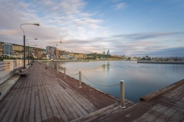 Şehrin panoramik manzarası ve sahil bulvarı. Azerbaycan 'ın başkenti Bakü.