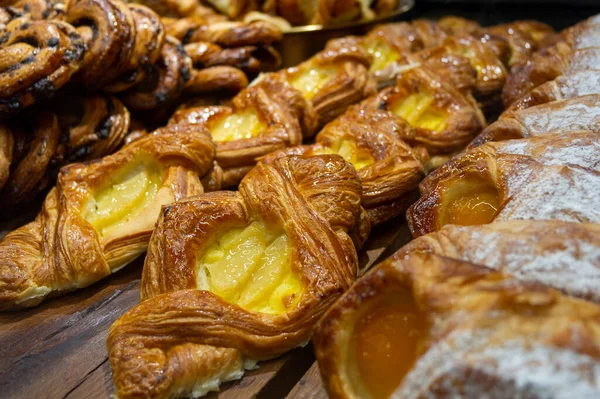 Croissants Bolos Uma Mesa Madeira — Fotografia de Stock