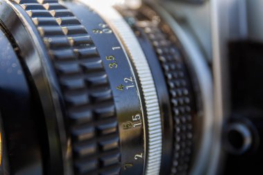 Eski manuel lens, klasik merceğin odaklama halkası.