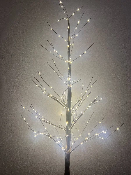 Dallarında ışıklar olan parıldayan dekoratif ağaç, kopyalama alanı, yeni yıl konsepti. 