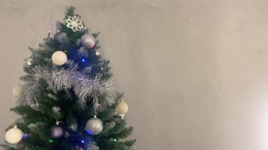 Gümüş çelenk ve mücevherlerle süslenmiş Noel ağacı, tatil geçmişi..