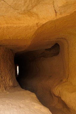Jeolojik şekilli bir kaya tüneli mağarası ve kapadokya 'daki ışığa karşı diğer tarafı.