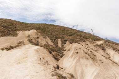 Dik, jeolojik olarak farklı bulutlu bir günde toprak tepe şeklini aldı.