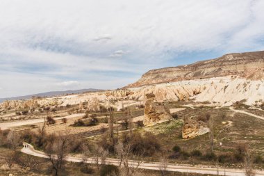 Nevsehir, Kapadokya vadisinde virajlı bir toprak yol.