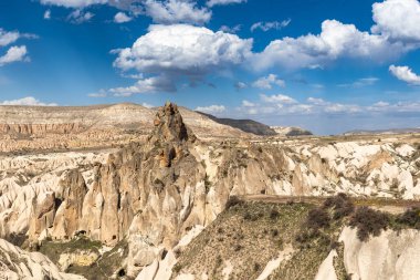 Jeolojik değişimlere ve bulutlu gökyüzüne maruz kalmış kayaların manzarası