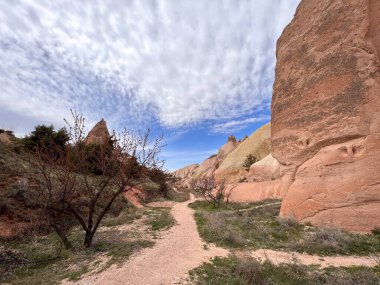Jeolojik değişimlere uğrayan ve aralarında toprak yolu olan kayalar.