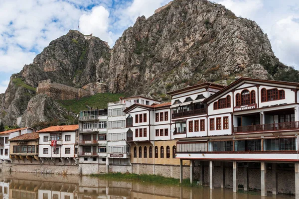 Yesilrmak nehri yakınlarındaki tarihi Amasya evleri ve konakları ve Pontus krallarının mezarları