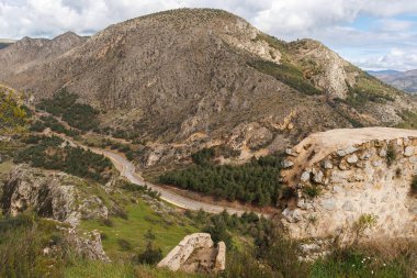 Amasya 'nın kırsal kesimindeki bir dağın yakınındaki yol manzarası