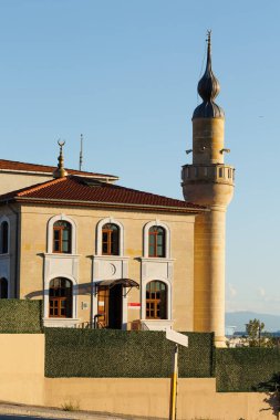 Kısa bir süre önce yenilenen Kavak İskele Camii ve önde gelen minaresi, Kavak liman camii uskudar 'da