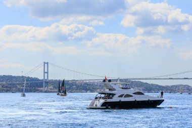 Boğaz köprüsü ve 24 Eylül 2025 tarihinde Boğaziçi Kupası 'nda mavi gökyüzünün altında bir yatın yakın çekimi