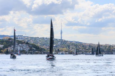 ROSSKO RACER takımının yelkenlileri ve diğer yelkenlileri 24 Eylül 2025 tarihinde Boğaziçi Kupası 'nda