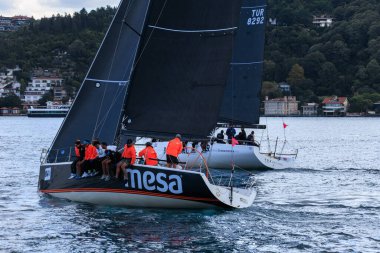 MESA Yelkenli Takımının yakın plan Çekimi - SHAK SHUKA 3, BEYMETAL Ekibi LR - 24 Eylül 2025 'te İstanbul Boğaz Kupası' nda yelkenli takımının yelkenlileri