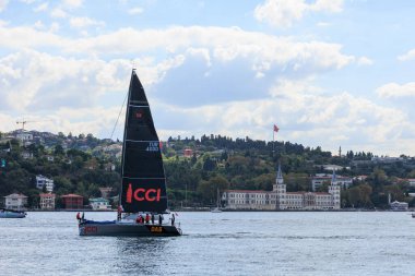 24. Boğaz Kupası ve COCA COLA ikecek / DAS takım teknesi parçalı bulutlu bir günde ve Kuleli binası uskudar 'da