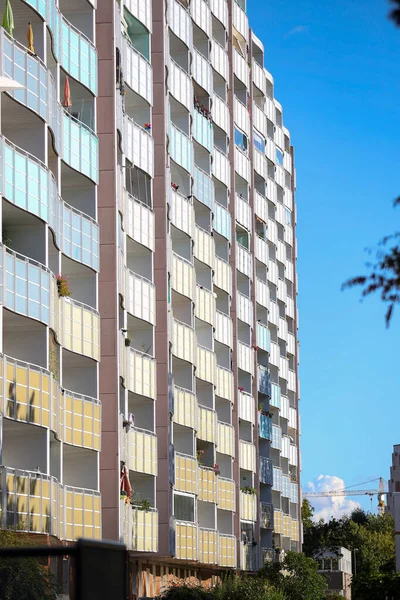 Güneşli bir günde modern apartman binaları. Modern bir apartmanın cephesi