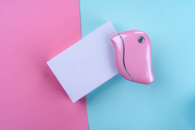 guasha cihazı ultrasonik masaj pembe mavi arka planda bir kozmetolog için parlak bir renk.