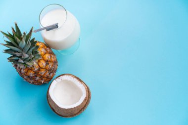  Broşür için parlak bir arkaplanda Pina colada kokteyli