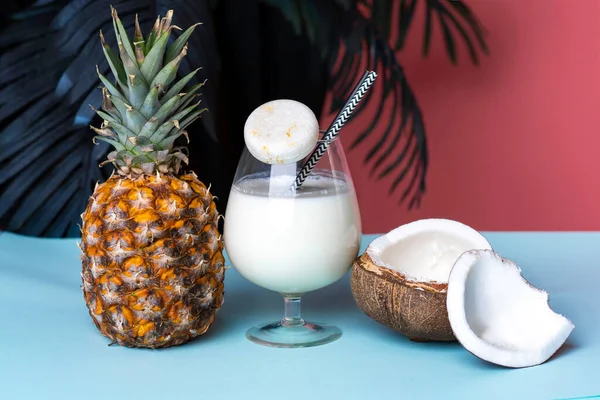 Solidny szampon z kokosem i ananasem Pielęgnacja włosów Pina colada Spa — Zdjęcie stockowe