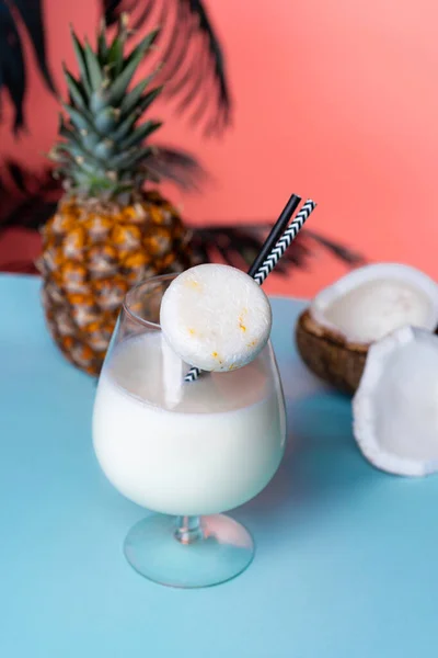 Shampoo sólido com coco e abacaxi Pina colada cuidado do cabelo Spa — Fotografia de Stock