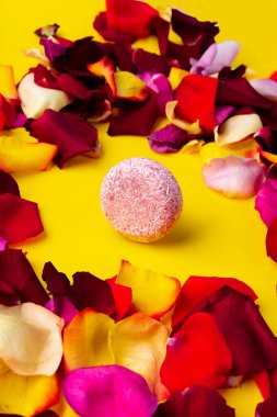 Çiçek kokan sağlam bir şampuan.