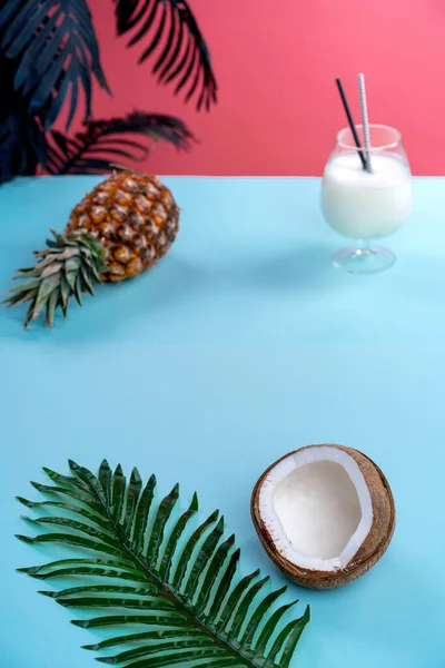 Hindistan cevizi ve ananas manzaralı tropik arka plan pembesi