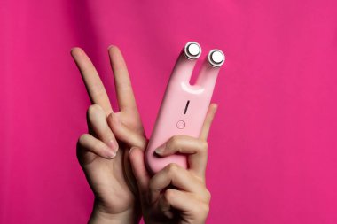 Yüz masajcısı ev cilt bakımını güzelleştirdi