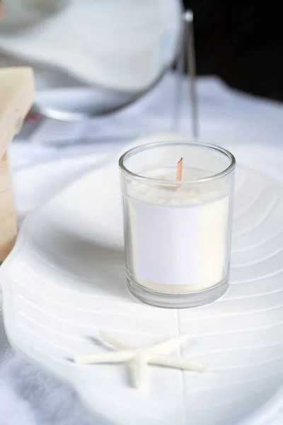 Natural flavored organic soy candle with minerals and natural stones. with the scent of the sea and sea salt — Stock Photo, Image