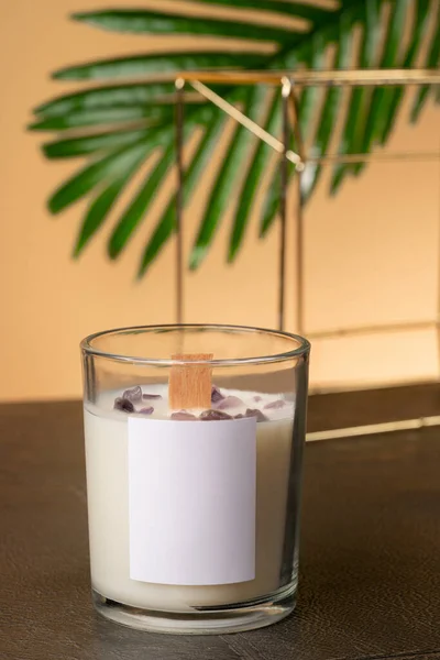 soya mumu kendi ellerinizle, doğal taşlardan ve minerallerden yapılır. Parlak pembe bir arka planda marka ismi için bir yer
