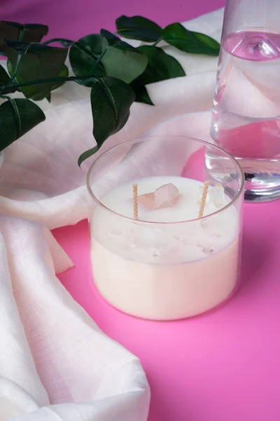 soya mumu kendi ellerinizle, doğal taşlardan ve minerallerden yapılır. Parlak pembe bir arka planda