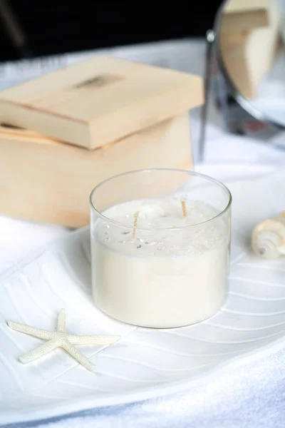 Doğal aromalı organik soya mumu, mineraller ve doğal taşlar. Deniz ve deniz tuzu kokusuyla.