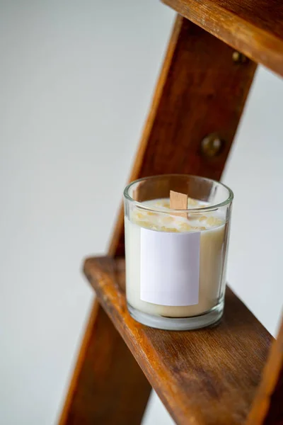 Elegante decorazione domestica con stoppino in legno candela bruciante dalla cera di soia con spazio etichetta — Foto Stock