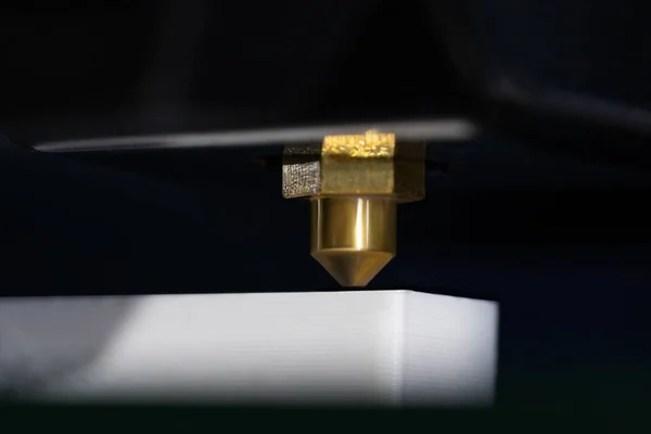 3D yazıcı bu parçayı yakın plan yazdırıyor. Yüksek kalite fotoğraf