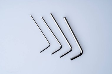 Beyaz arka planda altıgen anahtar. Allen İngiliz Anahtarı