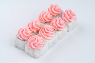 Beyaz arka planda lav Japon mutfağı suşisi.