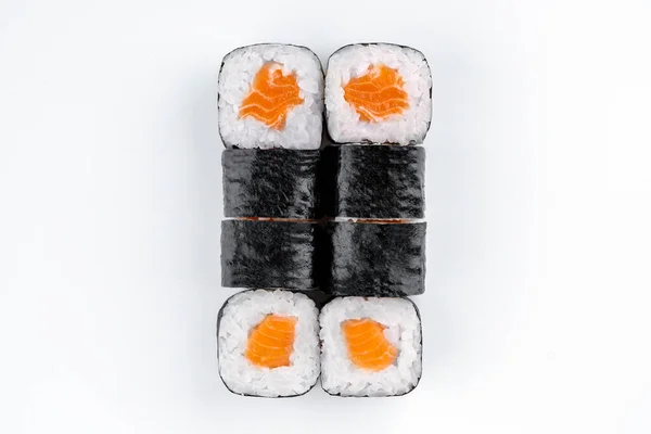 Beyaz arka planda balık üst görüşlü Japon suşisi.