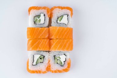 Japon mutfağı Philadelphia beyaz arka planda yuvarlanıyor