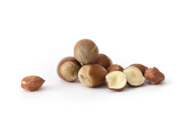 Tüm fındıklar temiz beyaz arka plana saçılmış, doğal dokusunu ve zengin kahverengi rengini sergiliyor, yiyecek ve sağlık kavramları için mükemmel..