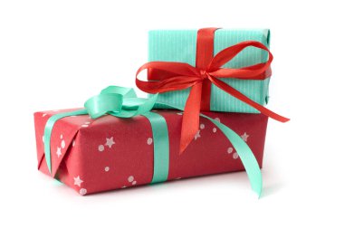 Dekoratif bir fiyonkla süslenmiş beyaz bir arka plan üzerine kurulmuş bir hediye kutusu. Tatiller ve özel anlar için ideal..