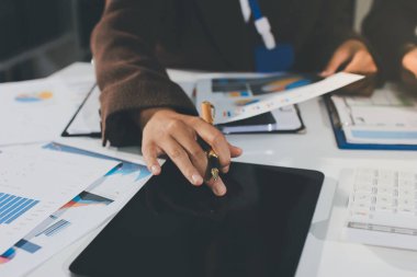 Gözlüklü yetenekli bir avukatla anlaşma imzalamaya odaklanmış genç bir işadamı. Konsantre mali danışman, ofiste erkek müşteriye sözleşme belgesinde imza yeri gösteriyor.