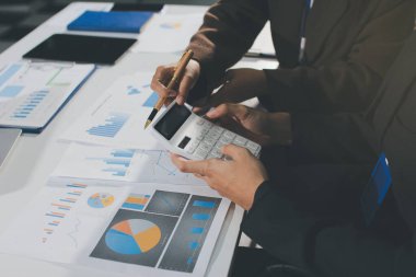 Gözlüklü yetenekli bir avukatla anlaşma imzalamaya odaklanmış genç bir işadamı. Konsantre mali danışman, ofiste erkek müşteriye sözleşme belgesinde imza yeri gösteriyor.