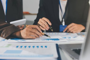 Gözlüklü yetenekli bir avukatla anlaşma imzalamaya odaklanmış genç bir işadamı. Konsantre mali danışman, ofiste erkek müşteriye sözleşme belgesinde imza yeri gösteriyor.