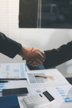 İki işadamı ofiste anlaşmaya vardıktan sonra el sıkışıyor