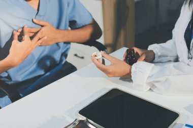 Genç esmer kadın doktor muayenehanesinde muayene oluyor.