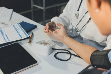 Hastanedeki hastanın kan basıncını ölçen doktor. Sağlık Hizmetleri Konsepti