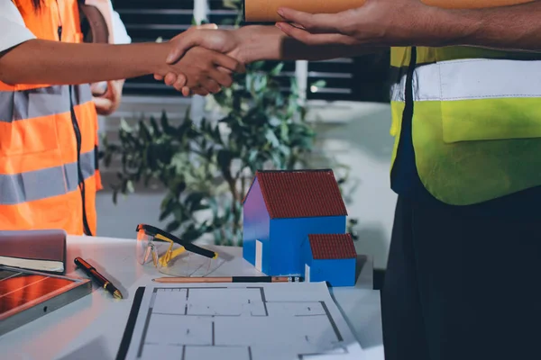 Endüstriyel mühendislerden oluşan bir ekip, fabrikadaki masada bulunan makine planlarını analiz ediyor. Fabrikada ya da üretim tesisinde çalışıyorum..