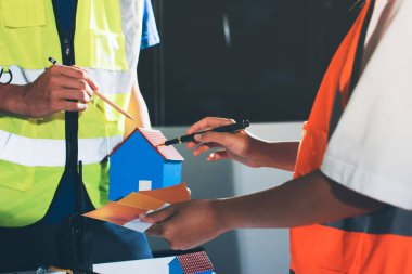 Endüstriyel mühendislerden oluşan bir ekip, fabrikadaki masada bulunan makine planlarını analiz ediyor. Fabrikada ya da üretim tesisinde çalışıyorum..