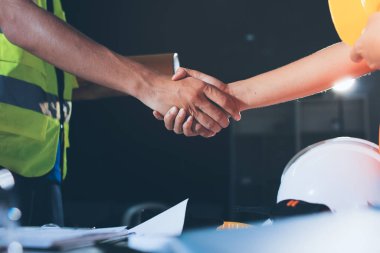 Endüstriyel mühendislerden oluşan bir ekip, fabrikadaki masada bulunan makine planlarını analiz ediyor. Fabrikada ya da üretim tesisinde çalışıyorum..